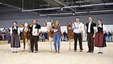 Swiss Fleckvieh Junior: Miss: Panoramahof Kilian Unique von Celine Hauswirth aus Gstaad (m.); Vize Miss: Lorbas Zuccera von Sandro Wölfli aus Fahrni b. Thun (l.); Miss Schöneuter: Lorbas Nala von Markus und Joel Fankhauser aus Süderen. (Bild: Irina Peter)