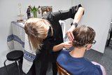Coiffeuse Cheyenne beim Flechten einer Kurzhaar-Frisur. (Bild BauernZeitung) 