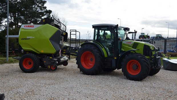 Eine starke Kombination: Die Ballenpresse 585, angehängt an einem Claas Arion 420, ist besonders gut für die anspruchsvolle Arbeit in der Silage geeignet. (Bild: Flurina Monn)