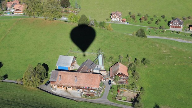 Der Schatten verrät es: Diese Fotos entstanden vom Korb eines Ballons aus. (Bild: Hans Rüssli)