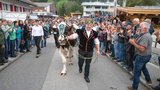 Der Schwingerkönig und Stier Magnus wurden von Tausenden von Zuschauern in Empfang genommen. (Bild: Bruno Röösli)