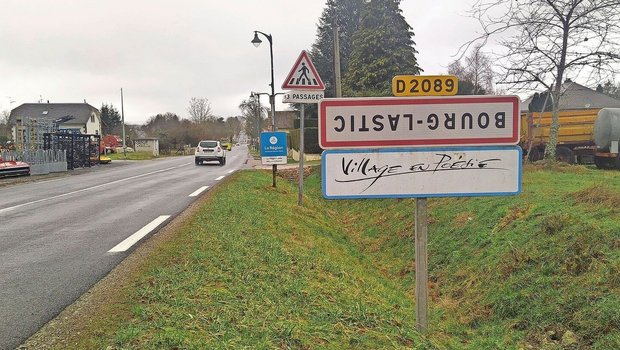 Das Ortsschild steht Das Ortsschild steht anlässlich der Bauernproteste auf dem Kopf: Auch die Landwirte in Bourg-Lastic haben das Vertrauen in die französische Regierung verloren.