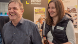 Stephan Hagenbuch amüsiert sich mit Eliane Berner, Braunviehkönigin 2019. 
