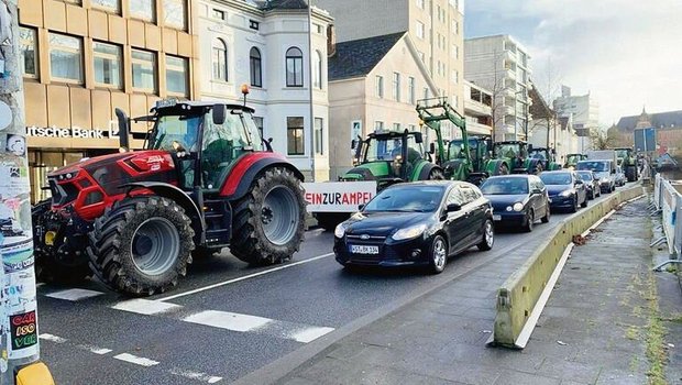 «Nein zur Ampel» ste «Nein zur Ampel» steht auf einem Plakat. In Oldenburg wurde vor Weihnachten mit Treckern gegen die geplanten Einsparungen der Ampel-Regierung demonstriert.