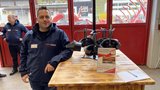 Mit diesen Virtual-Reality-Brillen kann man dem autonomen Heukran der Bächtold Landtechnik beim Arbeiten zuschauen. Dank der Visualisierungs-Technik hat man das Gefühl, selbst mittendrin zu sein. (Bild: Livio Janett)