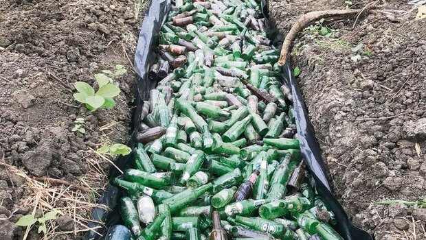 Auswanderer: In Mosambik hat der Wettlauf um das blaue Gold begonnen Ein sogenanntes «Wicking Bed» im Aufbau. Das System verhindert mit einfachen Mitteln das Versickern und trägt so dazu bei, dass das Wasser länger hinhält. (Bild Helene Besson)