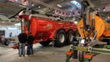 Güllefässer sieht man an der Agromek quasi an jeder Ecke und in allen Ausführungen. Nicht zuletzt die regen Tätigkeiten im Bereich Biogas erfordern grosse Transportbehälter. (Bild: Livio Janett)