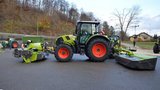Das Claas Disco 3600 FC Move Frontmähwerk, angehängt an einem Claas Arion 550, bewegt sich sowohl horizontal als auch vertikal unabhängig vom Traktorhubwerk und übernimmt eigenständig den Aushub des Mähwerks. (Bild: Flurina Monn)
