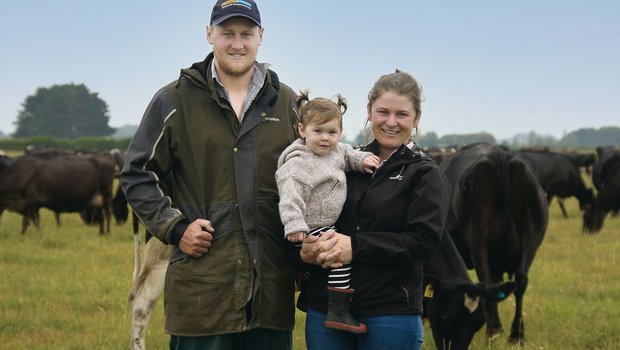 Auswanderer: Bei Yvonne und Jake Plumtree steht ein intensives Halbjahr vor der Tür Yvonne und Jake Plumtree mit Töchterchen posieren auf der Weide mit ihren Kühen. Bei Besuchen in ihrer zweiten Heimat Schweiz war die Betriebsleiterin überrascht darüber, wie sich die Milchwirtschaft in der Schweiz von der Neuseelands unterscheidet. (Bild Matthias Stadler)