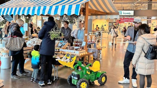 Marktstand im Sursee Marktstand im Surseepark: Präsentation von Produkten und Verkaufsgespräche wollen gelernt sein.