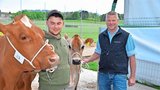 Mit je einer Kuh an der BEA: Matthias Schmutz (l.) und Michael Thierstein. (Bild: Peter Fankhauser)