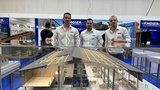 Walter, Thomas und Kilian Moser von Moser Stalleinrichtungen sind gerne an der Tier & Technik. (Bild: Deborah Rentsch)