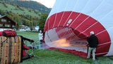 Am frühen Sonntagmorgen wird die Ballonhülle mit Gas gefüllt. (Bild: Hans Rüssli)