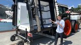 Pascal Meyer von Agroline erklärt die Vorteile der Feldspritze von Ecorobotix. (Bild: Josef Scherer)