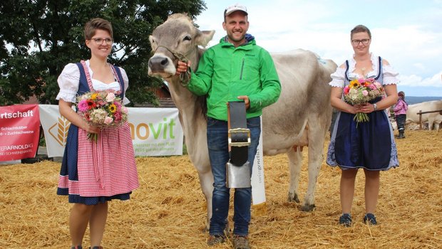 V.l.: Ehrendame Daniela Frischknecht, Besitzer Marco Müller miz Miss Schönholzerswilen Immenberg BS Calvin Grace unf Ehrendame Sandra Seeberger. (Bild: Trudi Krieg)
