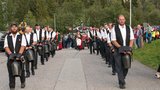 Die Entlebucher Edelweisstrychler im Element. Vorne die technischen Leiter und Landwirte Beat (links) und Adrian Emmenegger. (Bild: Bruno Röösli)