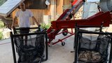 Der gelernte Sanitärinstallateur Alain Bürgin mit dem selbstkonstruierten Rahmen aus Sanitärrohren für die Big Bags zur Sammlung der Holzabfälle. (Bild: Josef Scherer)