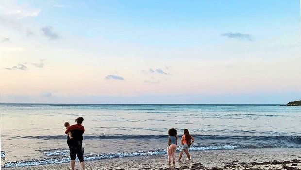 Ozean und Strand lie Ozean und Strand liegen nur wenige Autominuten vom Haus von Familie Besson entfernt. Im Winter bleibt mehr Zeit für gemeinsame Aktivitäten.