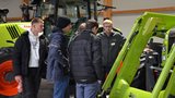 Auch die junge Generation interessierte sich für die ausgestellten Traktoren. (Bild: Flurina Monn)