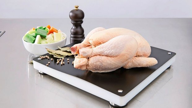 Der Hunger der Schweizerinnen und Schweizer auf Geflügel ist gross. Importe sind gefragt, da es Neubauten von Geflügelhallen hierzulande politisch schwer haben. 